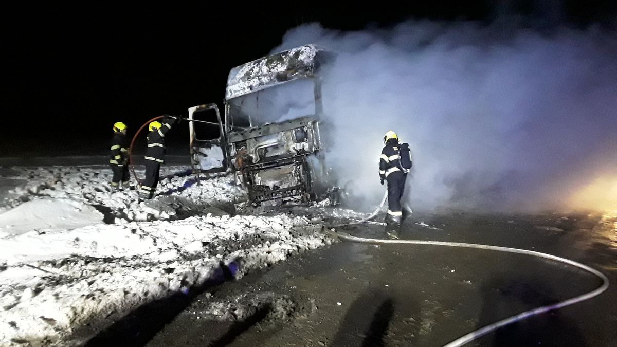 Na Přerovsku hořel kamion, zbylo z něj jen torzo